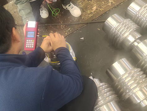 里氏硬度計使用現場(圖1)